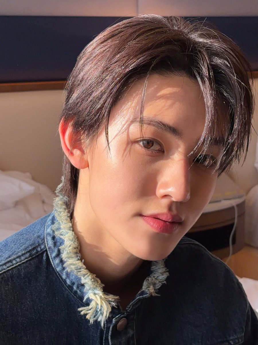 oreooren_'s tweet image. fenomena aurora terjadi karena interaksi antara partikel bermuatan dari matahari dengan medan magnet dan atmosfer bumi, maka pertanyaannya sekarang adalah fenomena apa yg bisa membuatmu begitu MAHADASYAT PARIPURNA TAMPAN setiap saat EOM SEONGHYEON?