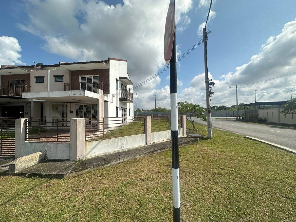 izzketambola's tweet photo. 🔥 FOR SALE | Double Storey Corner Lot – Taman Saujana KLIA, Sepang 🔥
💰 RM738,000 NETT
✔ Non-Bumi Lot | Leasehold Jan 2114
✔ 4 Bedrooms | 4 Bathrooms
✔ Land 3,260 sqft (22’x75’) | Built-up 1,776 sqft
✔ Spacious &amp; corner lot

📞 Izzuddin Hamidi - 019-2728421 https://t.co/oLjJVdc82M