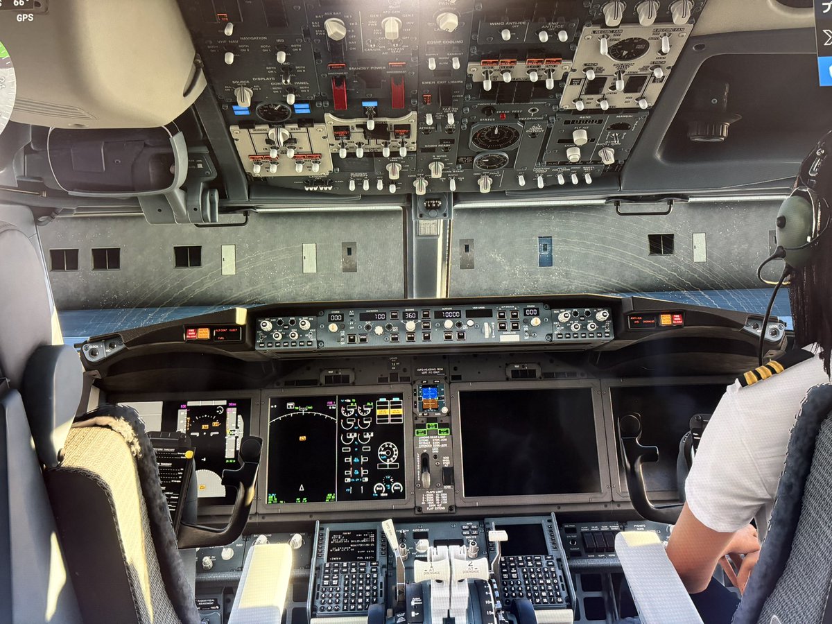 kada_s_follower's tweet photo. 10回飛んだら
１回着陸出来るかも分からない旅客機に乗ってみないか。
なんかまともに着陸出来ないのに免許取れたので初飛行。
#ps5 #ゲーム #フライトシュミレーター2024 #難しい #シンガプーラ https://t.co/va19tf64zg