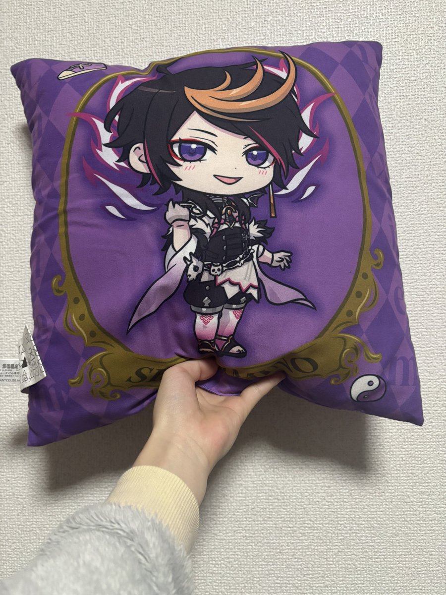 J_poppo_'s tweet photo. 【譲渡】Luxiem クッション
クレーンゲームの景品だったかと記憶しています。
　
譲：🦊、👟
求：送料だけご負担いただけますでしょうか。

クレーンゲームで取ってから棚にしまっていました。ご理解いただける方にお譲りいたします。

よろしくお願いいたします。 https://t.co/gRdAAoeYPw