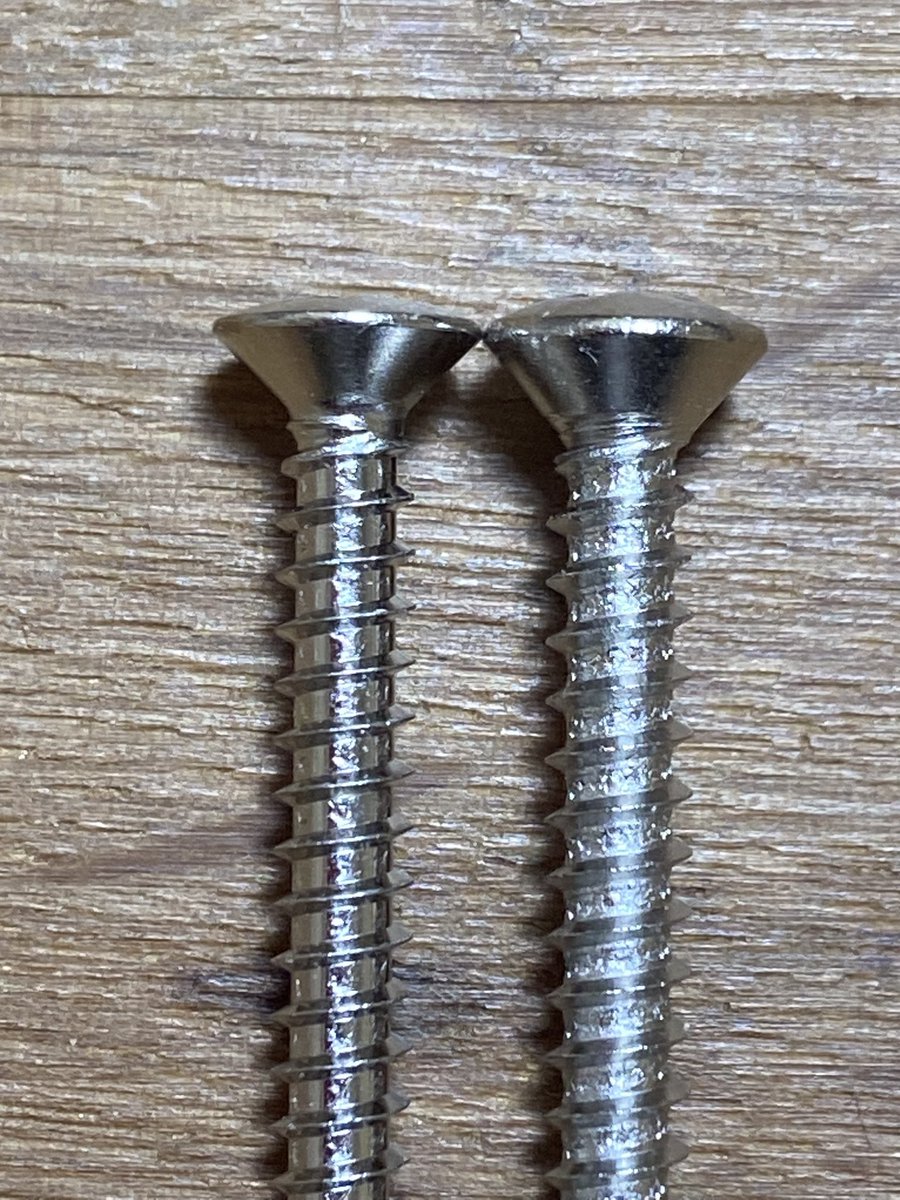 matsunamihr's tweet image. 右がインチ。左がミリで、最近よく使われている4mm径のもの。インチの方が太いだけでなく、皿頭の角度も違うのが分かるでしょうか。皿部分に高さがあるのでプレートを突き抜けて木部にも皿の跡が付きます。インチはネジのギザギザも太めで無骨。