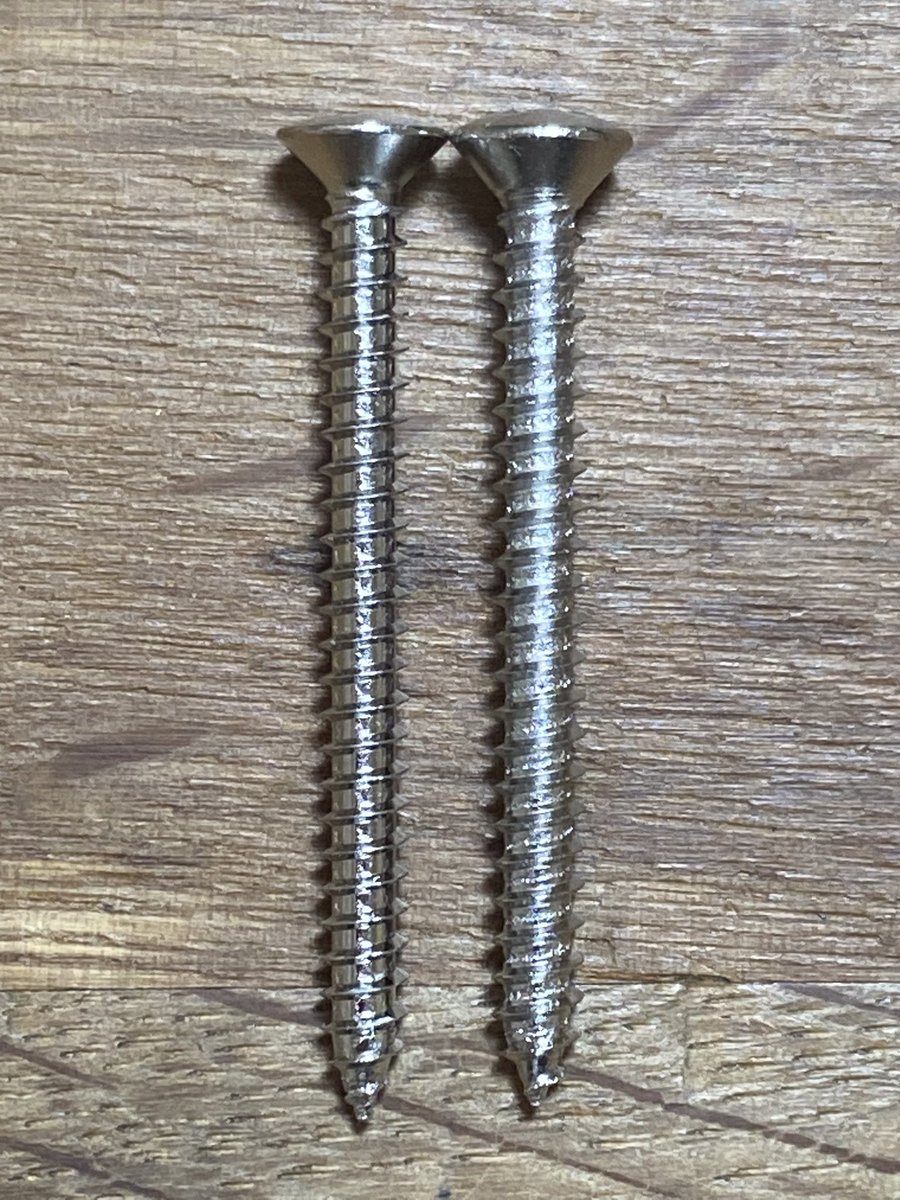 matsunamihr's tweet image. 右がインチ。左がミリで、最近よく使われている4mm径のもの。インチの方が太いだけでなく、皿頭の角度も違うのが分かるでしょうか。皿部分に高さがあるのでプレートを突き抜けて木部にも皿の跡が付きます。インチはネジのギザギザも太めで無骨。
