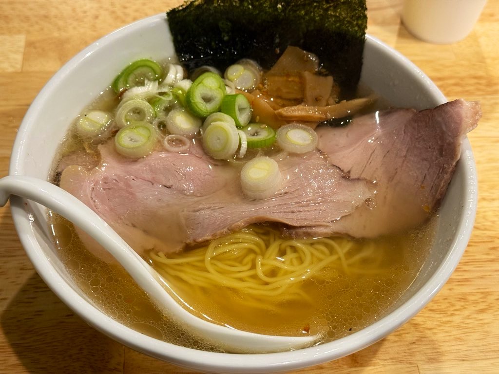 早目の年越しそば👀
天神橋筋商店街にある空海さん前回閉まっていたのでリベンジ！！

もうね…本当に美味しいです…
黄金色スープのエビ塩是非食べてもらいたい…
個人的に塩ラーメン大阪TOP3に入る美味しさ😆