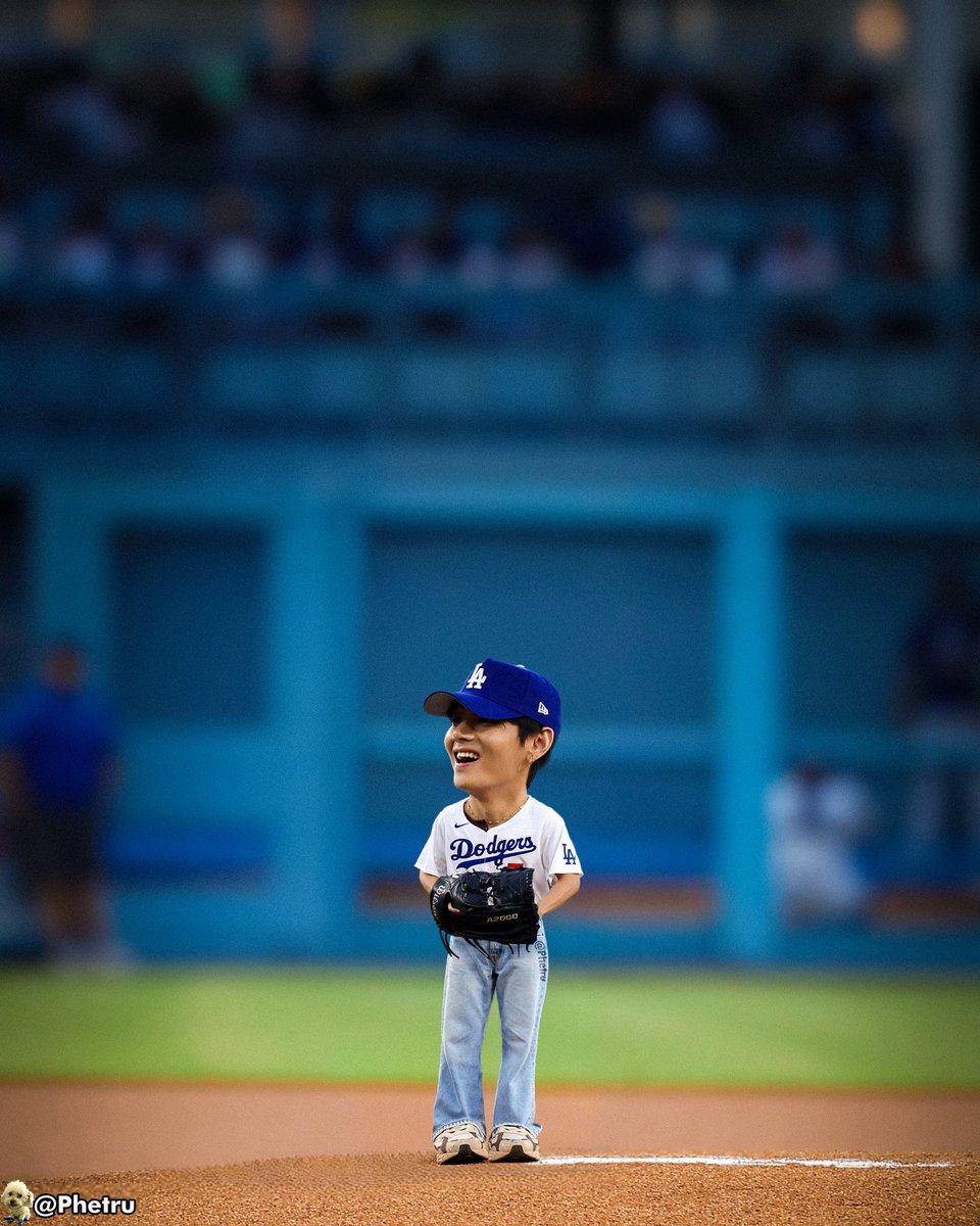 Phetru's tweet image. Happy 30th birthday to V of BTS! 🎂