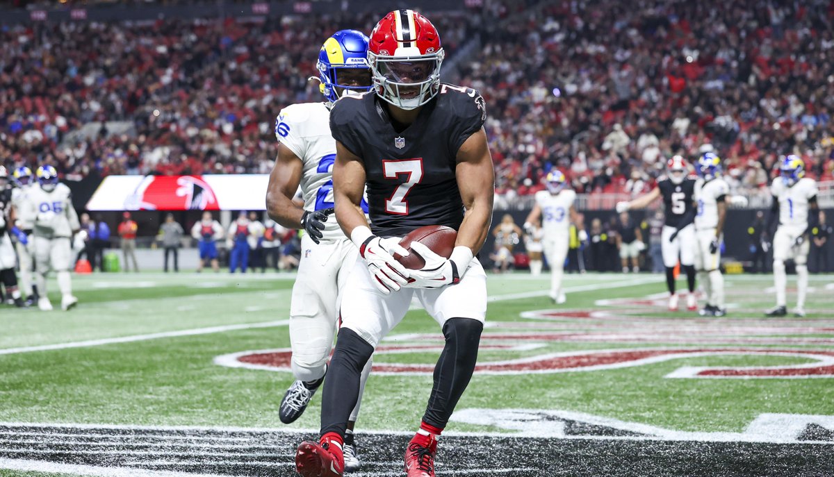 OptaSTATS's tweet photo. In primetime in Week 17:

Saturday: Derrick Henry 216 scrimmage yards
Sunday: Christian McCaffrey 181 scrimmage yards
Monday: Bijan Robinson 229 scrimmage yards

This is the first time in NFL history 3 players had 180+ scrimmage yards in primetime games in the same week. https://t.co/rbQ381BOYz