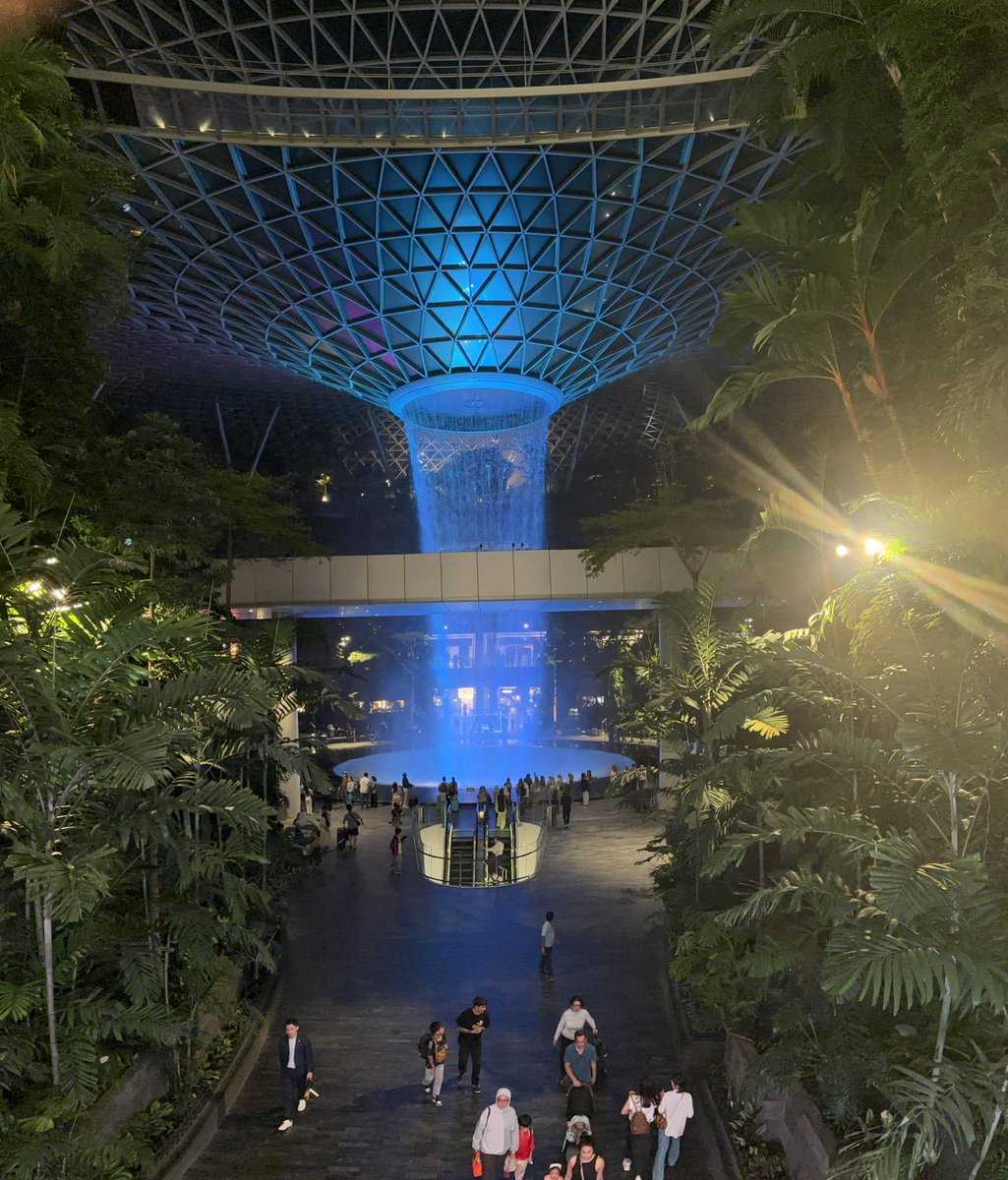 abbey015's tweet image. 10月は初海外のSingapore🇸🇬へ。
今思い返すと本当行けてよかったなと思う。
これからも海外へ飛び立ちたい。
夢を持ちたいと思ったね。
でもシンガポールは暑かったね😅😅