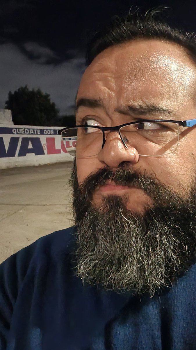 Matette's tweet image. Como cuando te invitan a una fiesta en iztapalapa y a las 2 am sales a buscar una tienda o.o