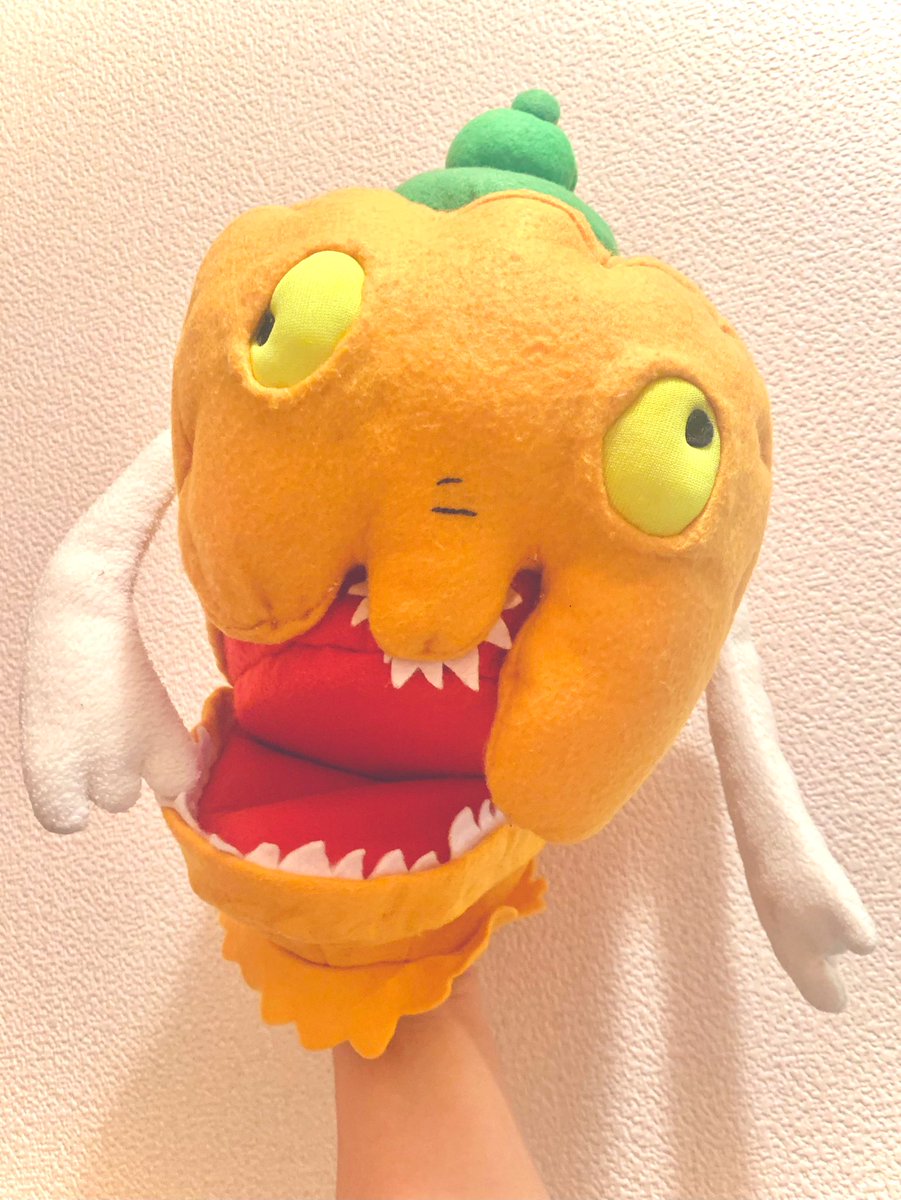 クローゼットの大掃除してたら、懐かしの特級呪物みたいなのが発見されて声出た。やっぱ今思うと、乳幼児の育児中って完全に頭どうかしてたな(手作りだよ)(手を入れて口をパクパクできるかわいいハンドパペットだよ)