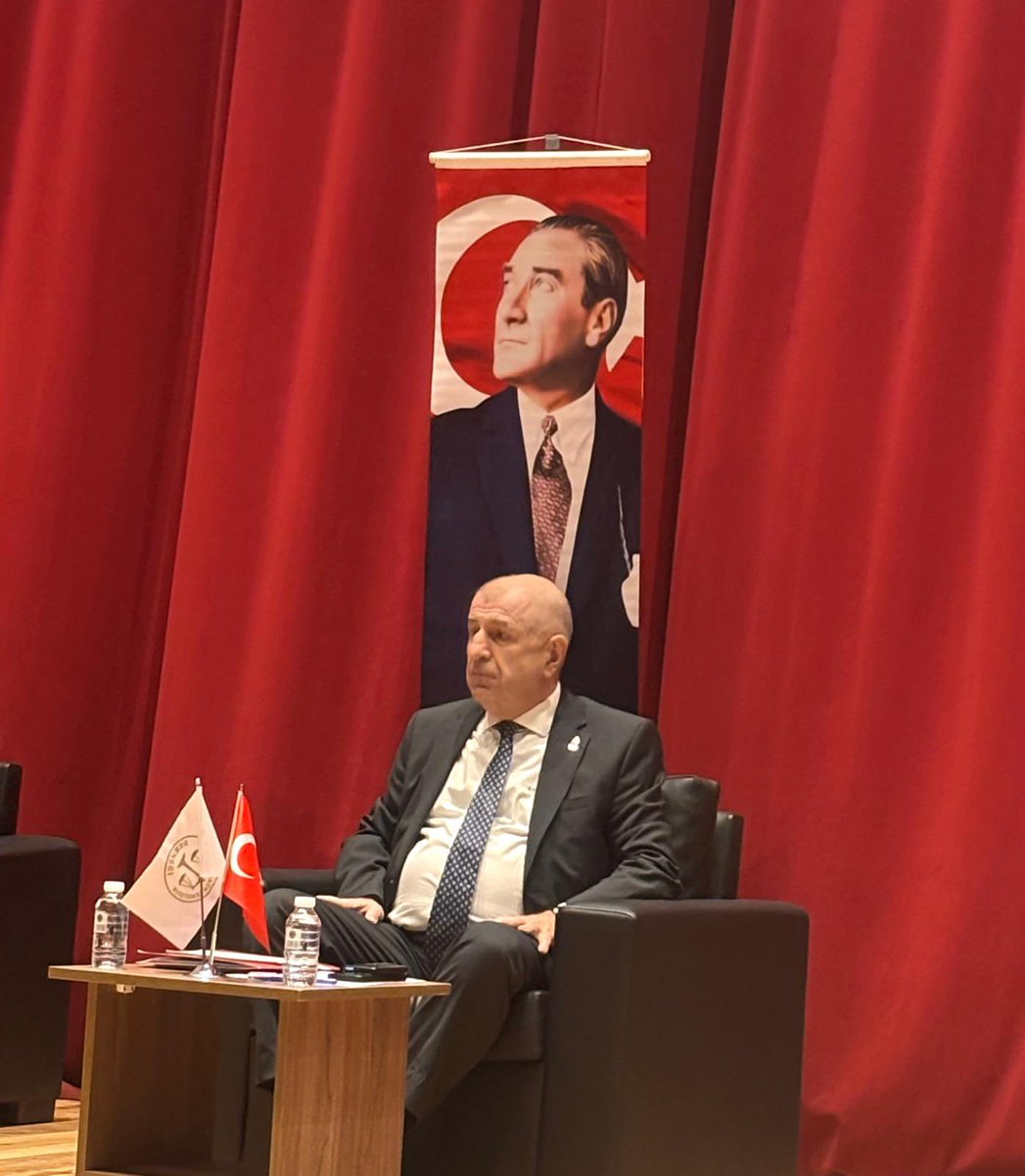 PKK terör örgütü ile müzakereleri destekleyerek Öcalan’a devlet hediye etme projesine alkış tutan trol ordusu dün “İŞİD’in Türkiye örgütlenmesi yanlış Suriye politikasının sonucudur”  tespitim üzerine çileden çıkmışlar. Ümit Özdağ beka sorunudur diye utanmazca yazıyorlar.