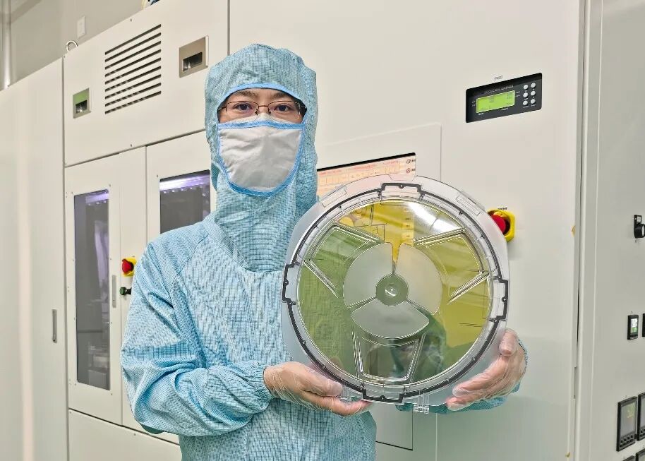 Global first! #Xiamen's Epiworld International has developed the world's first 12-inch high-quality carbide silicon epitaxial wafer, enhancing production efficiency, lowering costs, and laying foundation for scalable, low-cost applications in the industry. #InvestXiamen