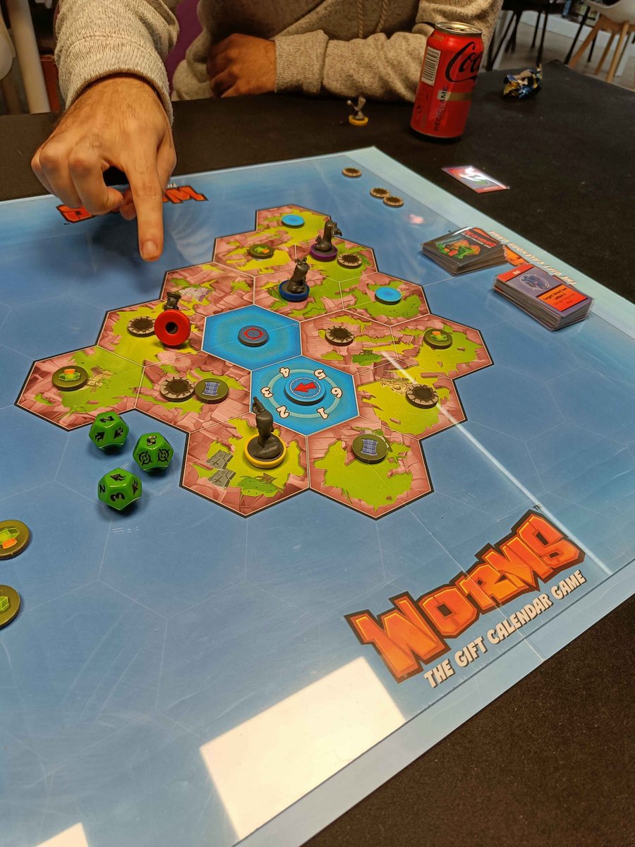 BGGasteiz's tweet photo. Terminando el bien año con unas cuantas partidas en @BGGasteiz
#DiceForge #TammanyHall #Worms #KrosmasterArena https://t.co/2rZHePPsPV