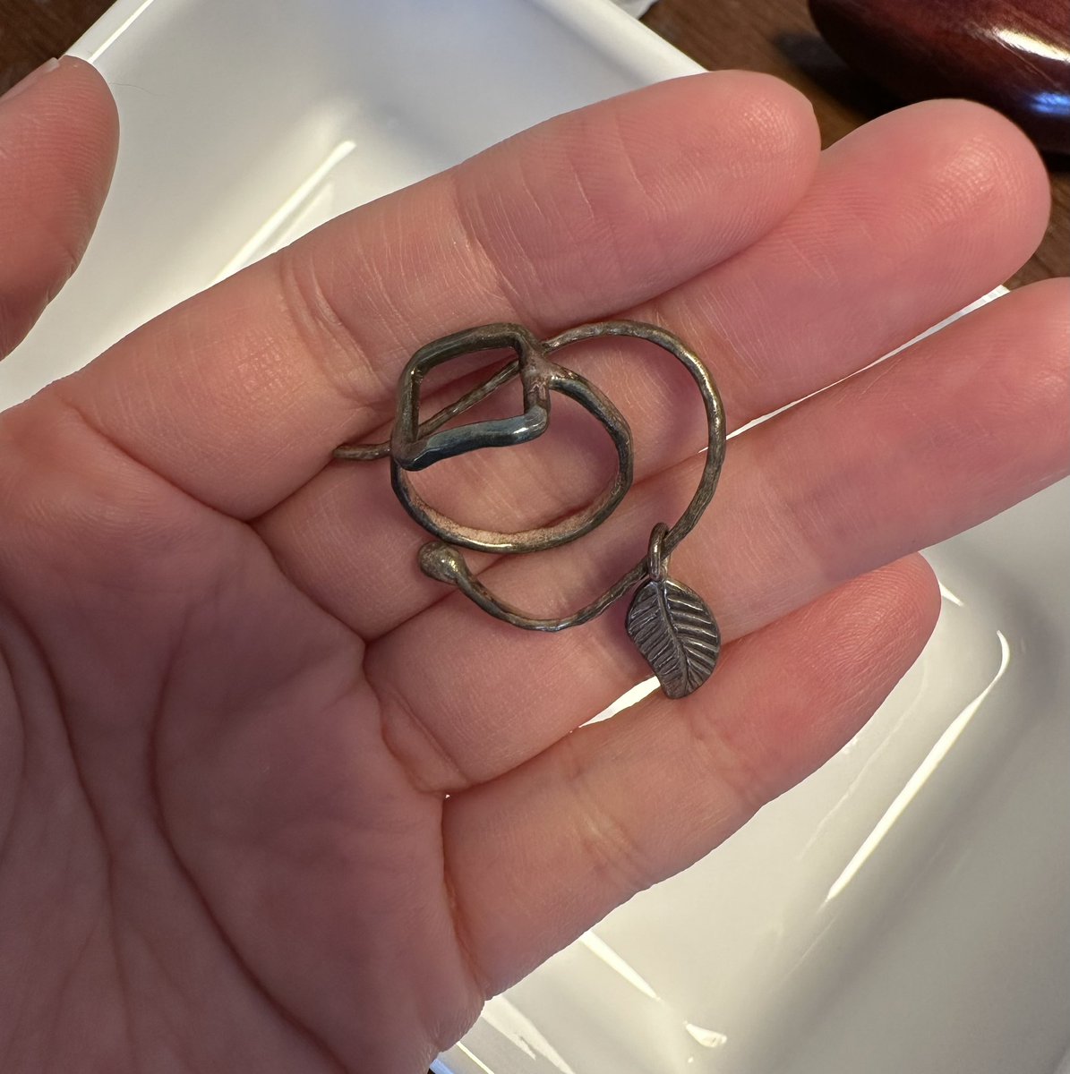 moi3121's tweet photo. タイで買った思い出のシルバーアクセサリーがものすごい変色していたので、重曹で綺麗にした😍重曹とアルミホイルがあれば簡単に綺麗に出来たので、思っていたよりクリーニングのハードルが下がったな。また着けるぞ〜！ https://t.co/GGdpDfJ2Pw
