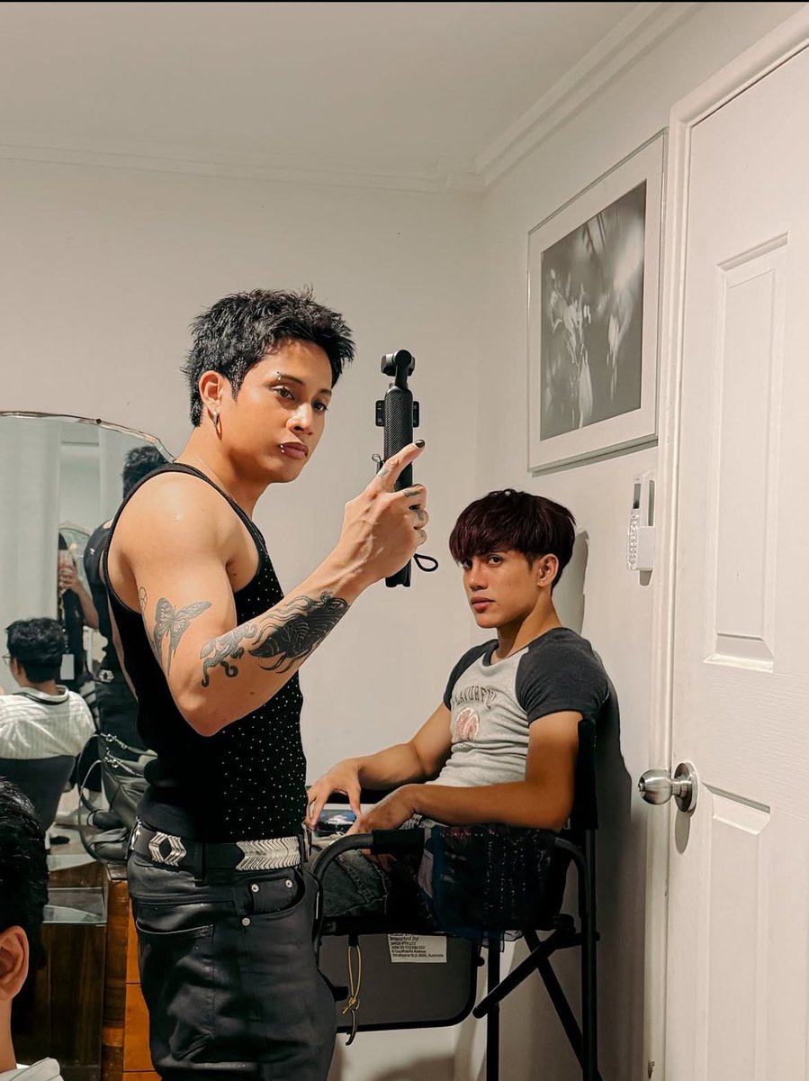 _stellfingers's tweet photo. honey,                                    like my mirror 
you’re familiar                     years ago https://t.co/VjtXWGv8K9