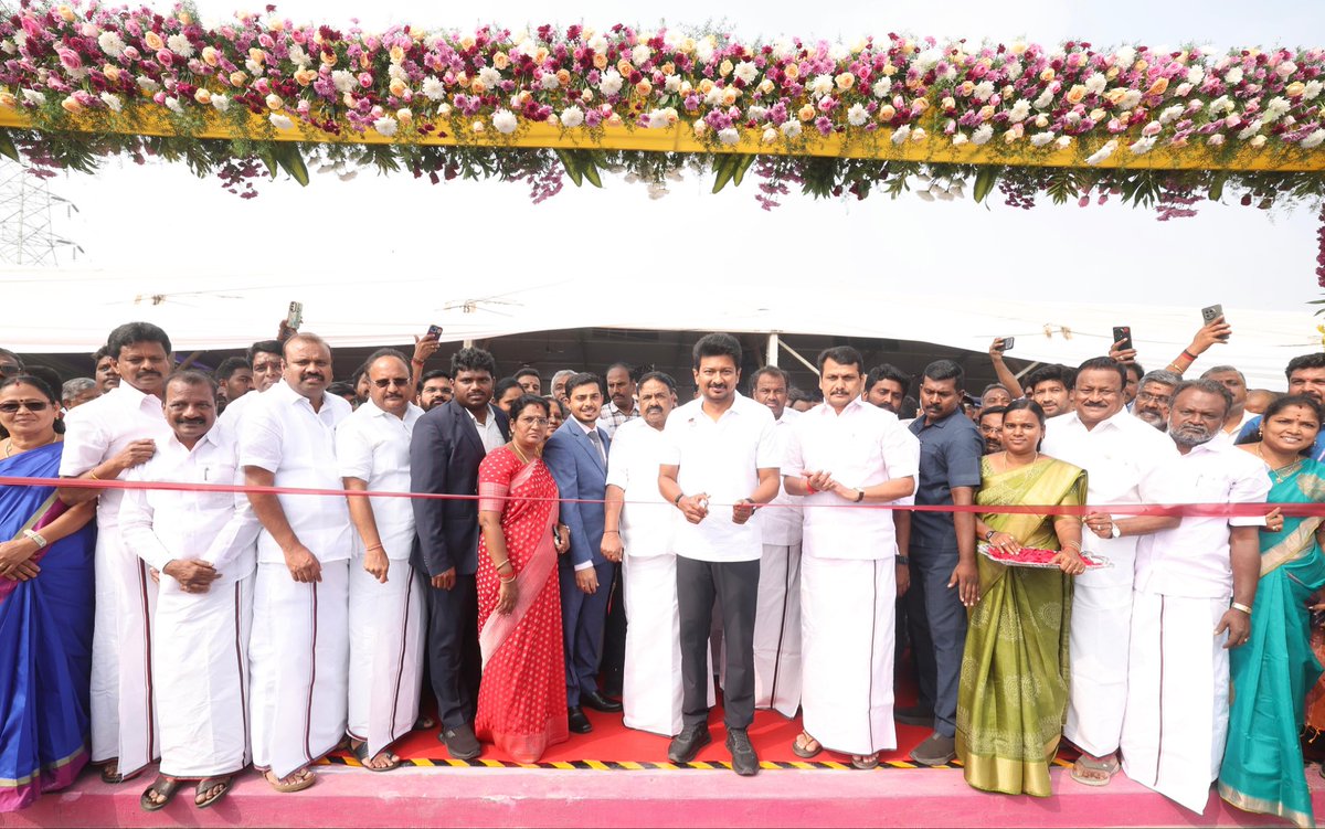 Udhaystalin's tweet photo. தமிழ்நாட்டை விளையாட்டுத் துறையின் தலைநகராக மாற்றியிருக்கும் #திராவிட_மாடல் அரசு சார்பில், மாண்புமிகு முதலமைச்சர் @mkstalin அவர்களின் வழிகாட்டுதலின்படி கோவை ஆர்.எஸ்.புரத்தில் சுமார் ரூ 10 கோடியில் Astro Turf வசதியுடன் அமைக்கப்பட்டுள்ள சர்வதேச ஹாக்கி ஸ்டேடியத்தை இன்று திறந்து வைத்தோம்.

இரவிலும் போட்டிகளை நடத்தும் வகையில் மின்கோபுர விளக்குகளுடனும், அனைத்து நவீன வசதிகளுடனும் 7 ஏக்கரில் சர்வதேச தரத்தில் இந்த ஸ்டேடியம் உருவாக்கப்பட்டுள்ளது. 

முக்கியத்துவம் வாய்ந்த சர்வதேச மற்றும் தேசிய அளவிலான ஹாக்கி போட்டிகள் சென்னை, மதுரை போன்று இனி கோவையிலும் நடைபெற இருப்பதில் மகிழ்கிறோம். 

இந்த ஸ்டேடியத்தை கோவையைச் சேர்ந்த ஹாக்கி வீரர், வீராங்கனைகள் சிறந்த முறையில் பயன்படுத்தி, புதிய சாதனைகள் படைக்க என் அன்பும், வாழ்த்தும்.

@RRajakannappan @V_Senthilbalaji @GPR4CBE @K_Eswarasamy