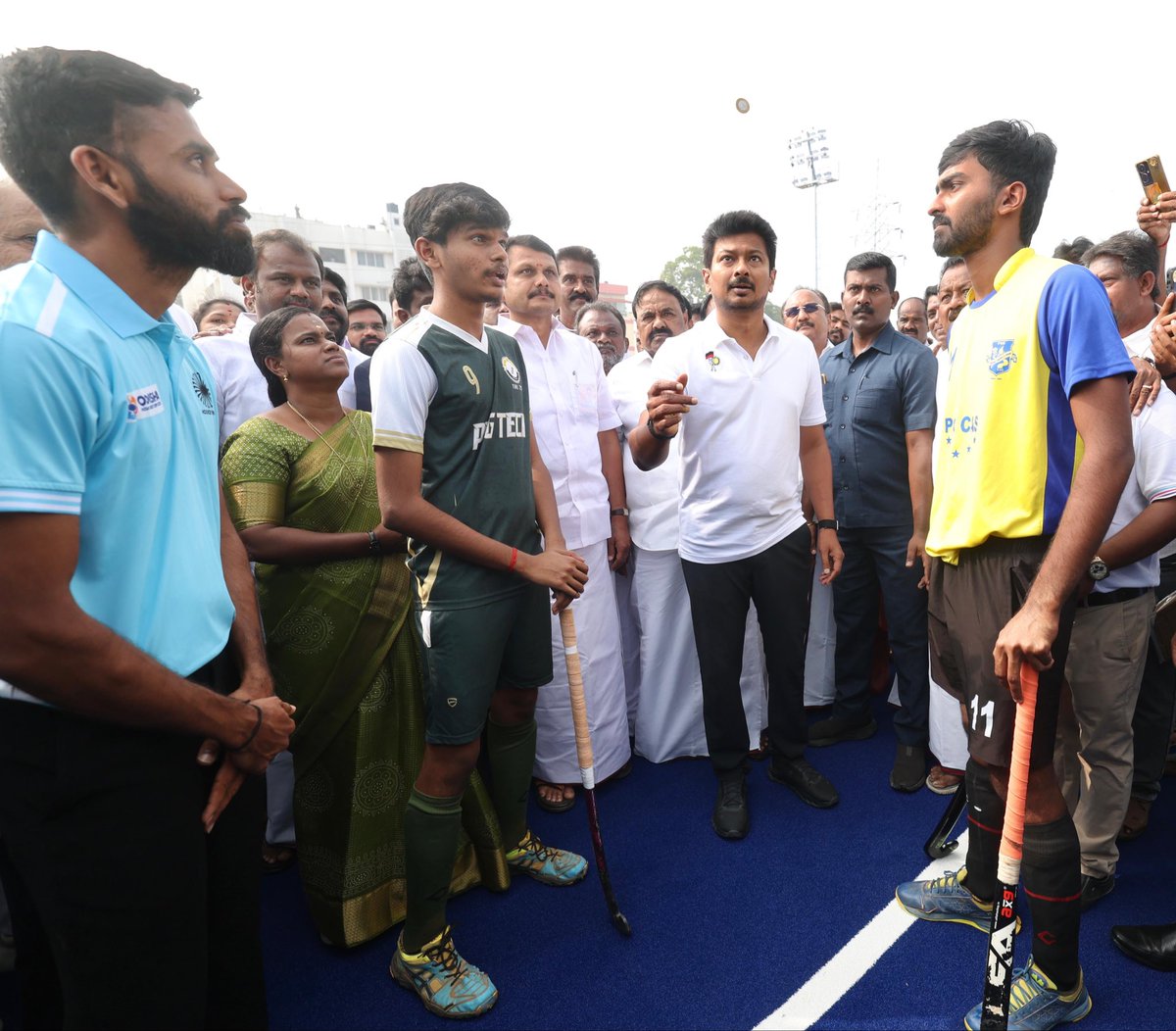Udhaystalin's tweet photo. தமிழ்நாட்டை விளையாட்டுத் துறையின் தலைநகராக மாற்றியிருக்கும் #திராவிட_மாடல் அரசு சார்பில், மாண்புமிகு முதலமைச்சர் @mkstalin அவர்களின் வழிகாட்டுதலின்படி கோவை ஆர்.எஸ்.புரத்தில் சுமார் ரூ 10 கோடியில் Astro Turf வசதியுடன் அமைக்கப்பட்டுள்ள சர்வதேச ஹாக்கி ஸ்டேடியத்தை இன்று திறந்து வைத்தோம்.

இரவிலும் போட்டிகளை நடத்தும் வகையில் மின்கோபுர விளக்குகளுடனும், அனைத்து நவீன வசதிகளுடனும் 7 ஏக்கரில் சர்வதேச தரத்தில் இந்த ஸ்டேடியம் உருவாக்கப்பட்டுள்ளது. 

முக்கியத்துவம் வாய்ந்த சர்வதேச மற்றும் தேசிய அளவிலான ஹாக்கி போட்டிகள் சென்னை, மதுரை போன்று இனி கோவையிலும் நடைபெற இருப்பதில் மகிழ்கிறோம். 

இந்த ஸ்டேடியத்தை கோவையைச் சேர்ந்த ஹாக்கி வீரர், வீராங்கனைகள் சிறந்த முறையில் பயன்படுத்தி, புதிய சாதனைகள் படைக்க என் அன்பும், வாழ்த்தும்.

@RRajakannappan @V_Senthilbalaji @GPR4CBE @K_Eswarasamy