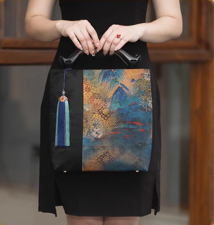 NATHAN298040's tweet photo. Hold the rivers and mountains in one bag｜Intangible cultural heritage Xiangyun yarn handbag, blend the scenery of a thousand miles into daily life. #bag #fashion #new #sewing #laddy #diy https://t.co/tN8lsxS7I5