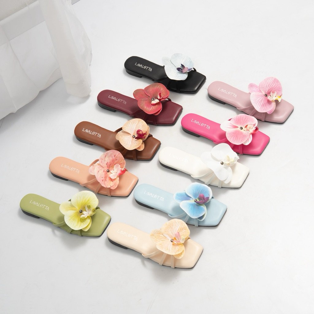 zdneee_'s tweet photo. "Oh myyy, I love these sandals so much! 😭🌸 The 3D orchid details and this color combination are really pretty. Bener-bener definisi cantik yang effortless di kaki. Suka banget sama tekstur kelopaknya yang kelihatan real!" https://t.co/x8YL0uLTT0