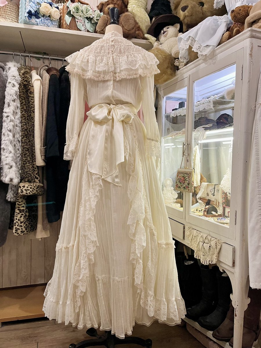 gunne sax vintage bridal victorian dress

usa vintageのgunne saxブライダルドレスが入荷いたしました🪞

デコルテにデザインされたたっぷりのレースや、バックのフリル切り替えが特別感のある豪華な1着になります。

size 11

こちらも1日0時より販売開始いたします。