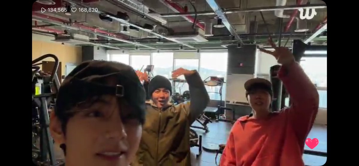 seokjinbit's tweet image. TAEHYUNG WENT LIVE AGAIN WITH JUNGKOOK, HOSEOK, NAMJOON AND JIMIN BUT NOW THEYRE IN THE HYBE GYM