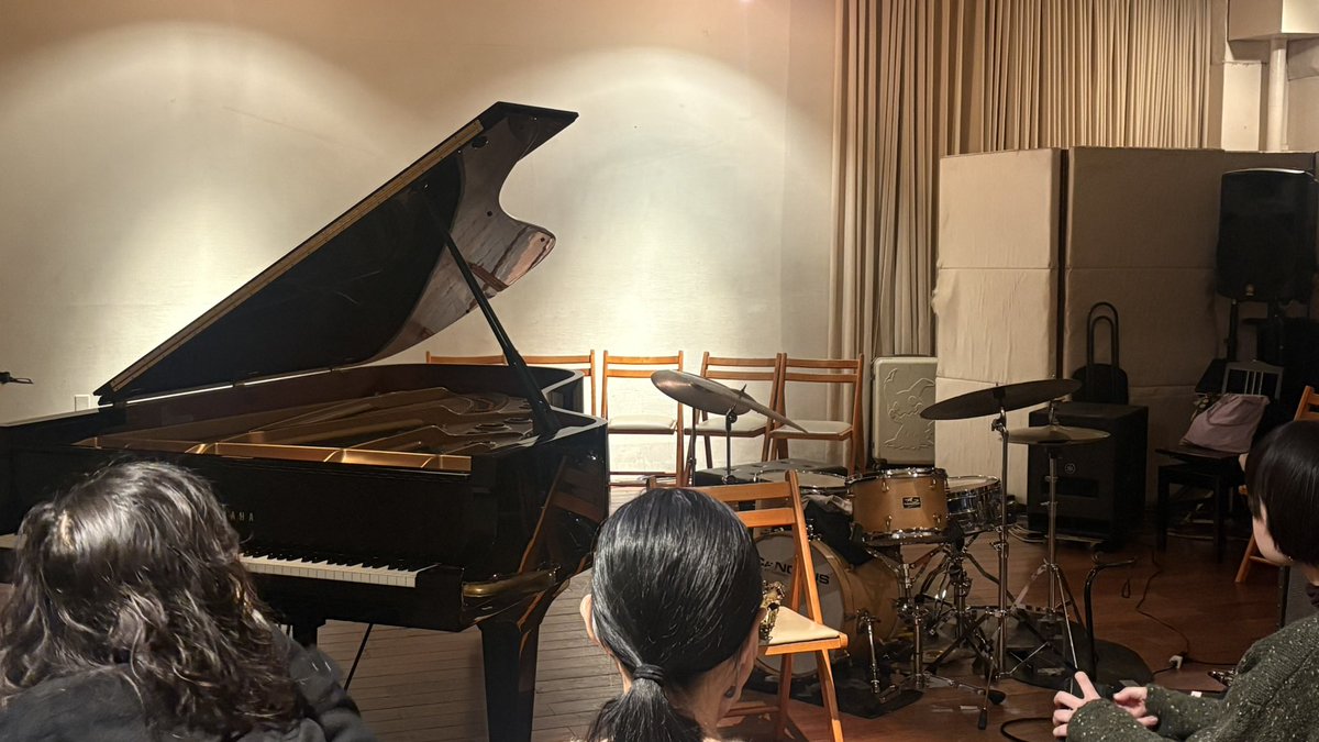 公園通りクラシックス　昼公演

細井徳太郎(g)
林栄一(sax)
石田幹雄(p)
石若駿(ds)

満員立ち見のクラシックス。
どフリーのファースト、最高に楽しい。
ややアウェイ感ある中、万雷の拍手。

林さん、元気。そして負けず嫌い。
普段あまり聞かない演奏も出る。
細井、石田、石若も素晴らしい。