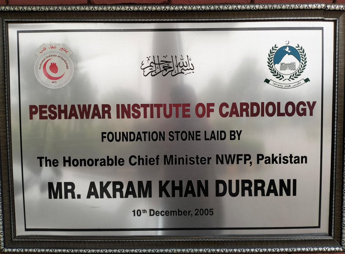 پشاور انسٹی ٹیوٹ آف کارڈیالوجی حیات اباد کی بنیاد 2005 میں رکھی گئی، یہ منصوبہ تحریکِ انصاف کا ہرگز نہیں تھا۔  متحدہ مجلس عمل کے وزیرِ اعلیٰ اکرم درانی کے دور میں اس پر عملی کام ہوا اور 2013 تک یہ منصوبہ 90 فیصد تک مکمل بھی ہو چکا تھا، مگر اس کے باوجود اسے جان بوجھ کر سات سال تک