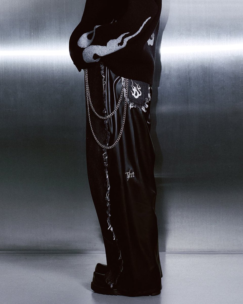 🕶️
#RT이벤트

🎁팔로우 + 본트윗을 RT해주신 1분께
본문의 데님 바지를 선물로 드립니다.

[도깨비불 흑청 언밸런스 데님 바지]

전통 문양을 사용한 현대적 스트릿웨어로
TM3가 새롭게 시도하는 스트릿 라인을 소개합니다.

☑️
앞면과 뒷면을 서로 다른 원단으로 구성해
데님 청바지와 인조가죽