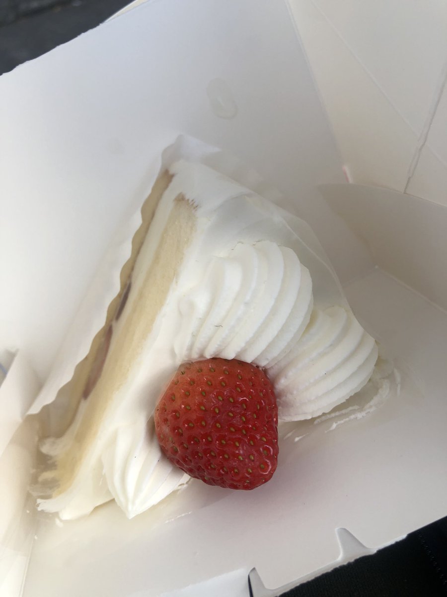 090oooo's tweet image. 居酒屋二軒行った後はコージーコーナーで
イチゴショートケーキ🍰。
路上で食って帰る