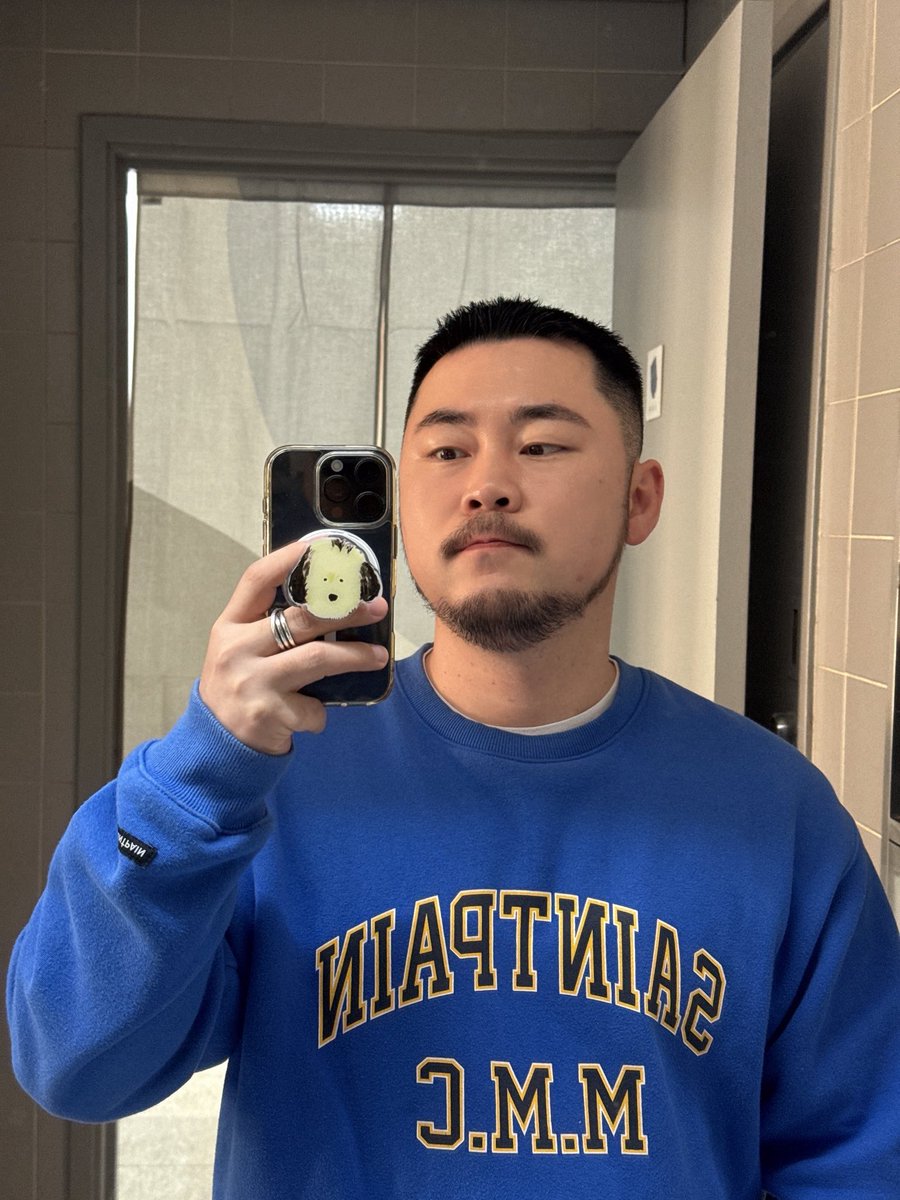 bbangmo2's tweet image. 머리 빡빡 밀었는데
아무도 눈치 못챈듯😭