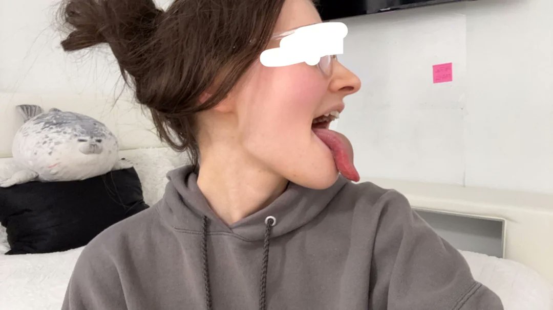 Your_SweetTea's tweet photo. How long do you think my tongue is? 😈 https://t.co/0RIfCVIZlp