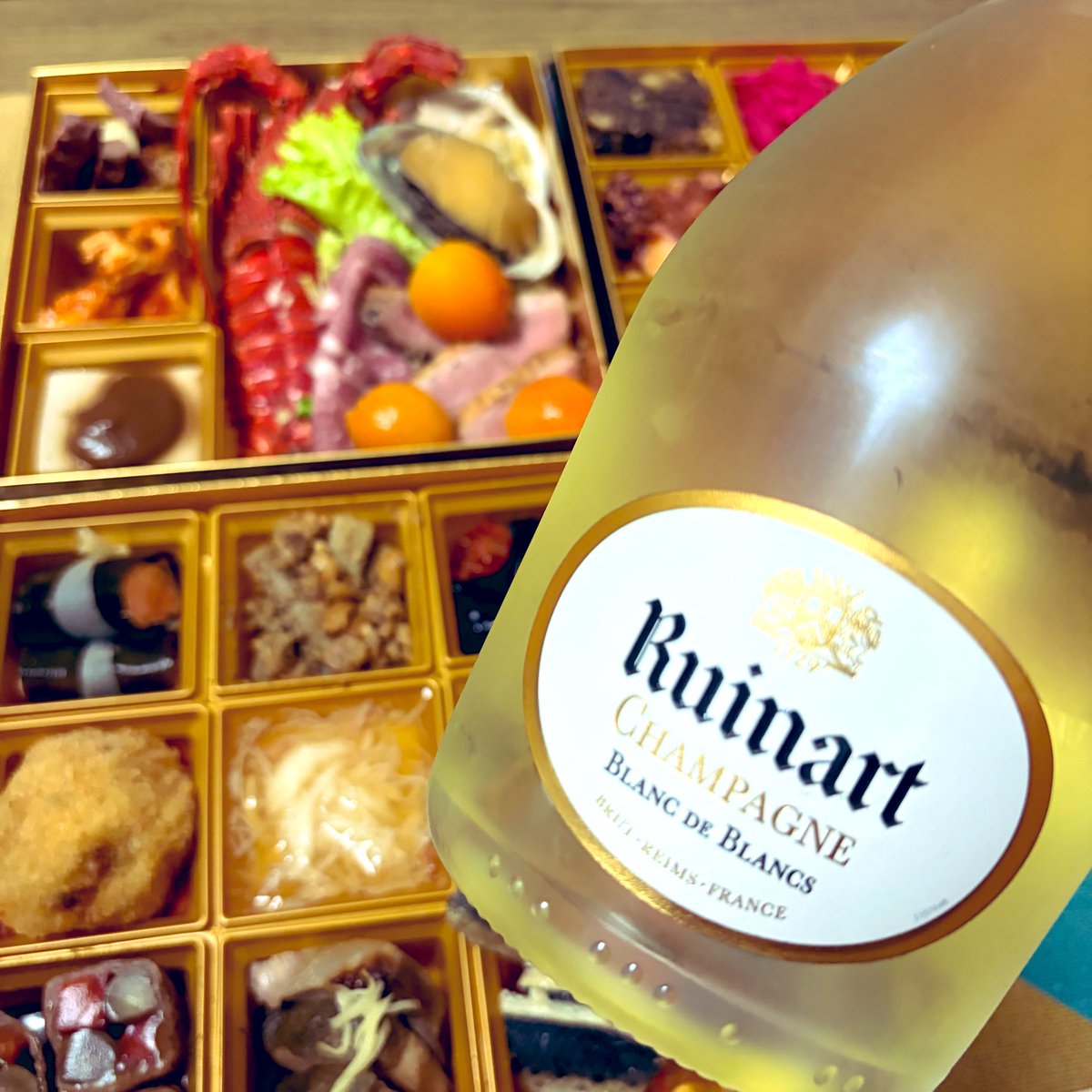 wineman_jp's tweet photo. 🇫🇷 Ruinart Blanc de Blancs Brut Champagne
N.V.
🍇 Chardonnay

フライング洋風お節×ルイナールで年末年始の宴がスタート🐴蓮根と白レバーのアグロドルチェが美味い。 https://t.co/lHSaOPKg6u