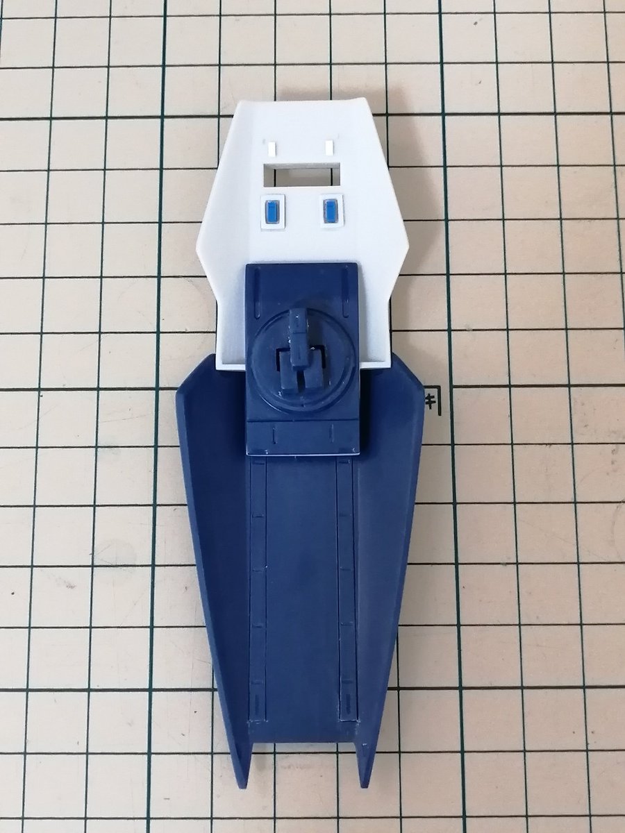 1/100旧キットガンダムマークⅡにシールドが付きました。裏のエネルギーパックが付くところはそれらしいモールドにしてます。
設定画風に斜めに撮ったら、けっこうイケてる感じになりました！😄