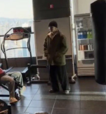 jimin standing there like “i’m not doing allat bruh 😂🥴”