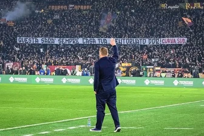 Di pertandingan AS Roma vs Genoa, Curva Sud membentangkan spanduk untuk pelatih Genoa bertuliskan:

"Di sini selamanya adalah rumahmu, welcome back".

PakDe Rossi menjawab dengan sangat elegan dan merakyat:

"Saya akan kembali ke kota saya, Roma, menjadi rakyat biasa".