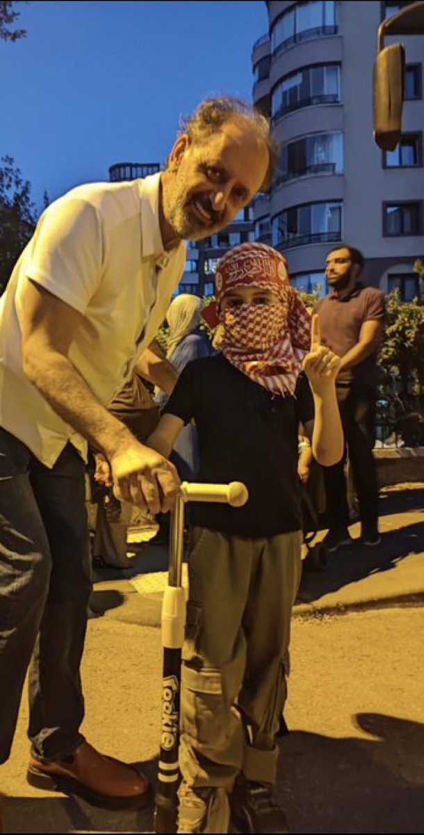 Ajanslar “Ebu Ubeyde Öldü” diye yazıyor.
Çok saçma!
Ebu Ubeyde Ölmez ve Öldürülemez!
Zira Ebu Ubeydelik bir makam!
“Her dem yeniden doğar
Ondan kim usana!”

TÜGVA’nın  1 Ocak Galata’dan Gazze’ye Yürüyüşünde sahneye konuşma yapması için bir Ebu Ubeyde (aynı kıyafet ve kostüm vs.)