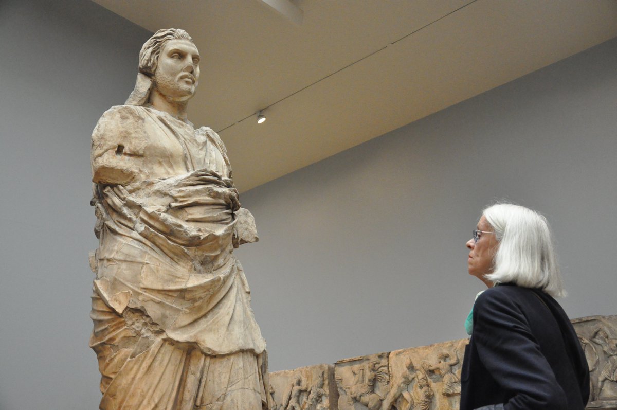 Una cosa os voy a decir: La historia ES incómoda. Nos enfrentamos a sociedades muy distintas a lo que somos hoy, con valores e ideales diferentes, sociedades violentas. Y está bien. La historia no es un cuento para niños que se van a la cama. 
Es más...