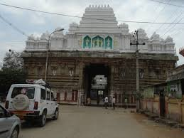 SadaaShree's tweet photo. Telugu land is where you can find temples dedicated to all avataras of Vishnu.

On occasion of #VaikuntaEkadasi thread on those temples.

Matysavataram- One of the very few temples dedicated to that form at Nagulapuram, built by Shri Krishnadeva Raya.

Kurmavataram- Sri Kurmam near Srikakulam.

Varahavataram-  Bhoo Varaha Swamy temple at Tirumala. It's believed that Varaha swamy donated the land for the temple here.

Also Simhachalam temple has both Varaha and Narasimha combined together, a very rare form.