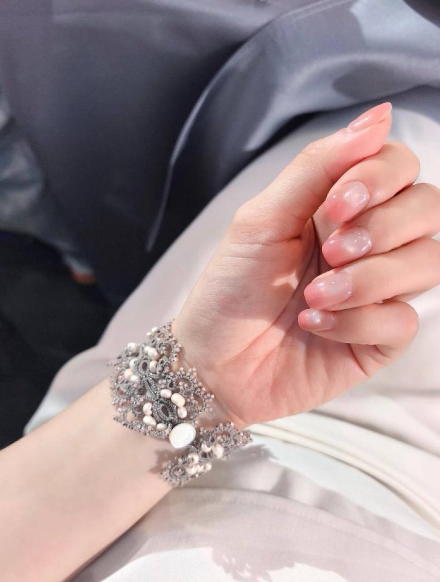 AthenaR31283181's tweet photo. 年底了，好多朋友结婚办酒席呀，今天的角色是“伴娘”，快夸我美🤭 https://t.co/FHHH1ROIrP