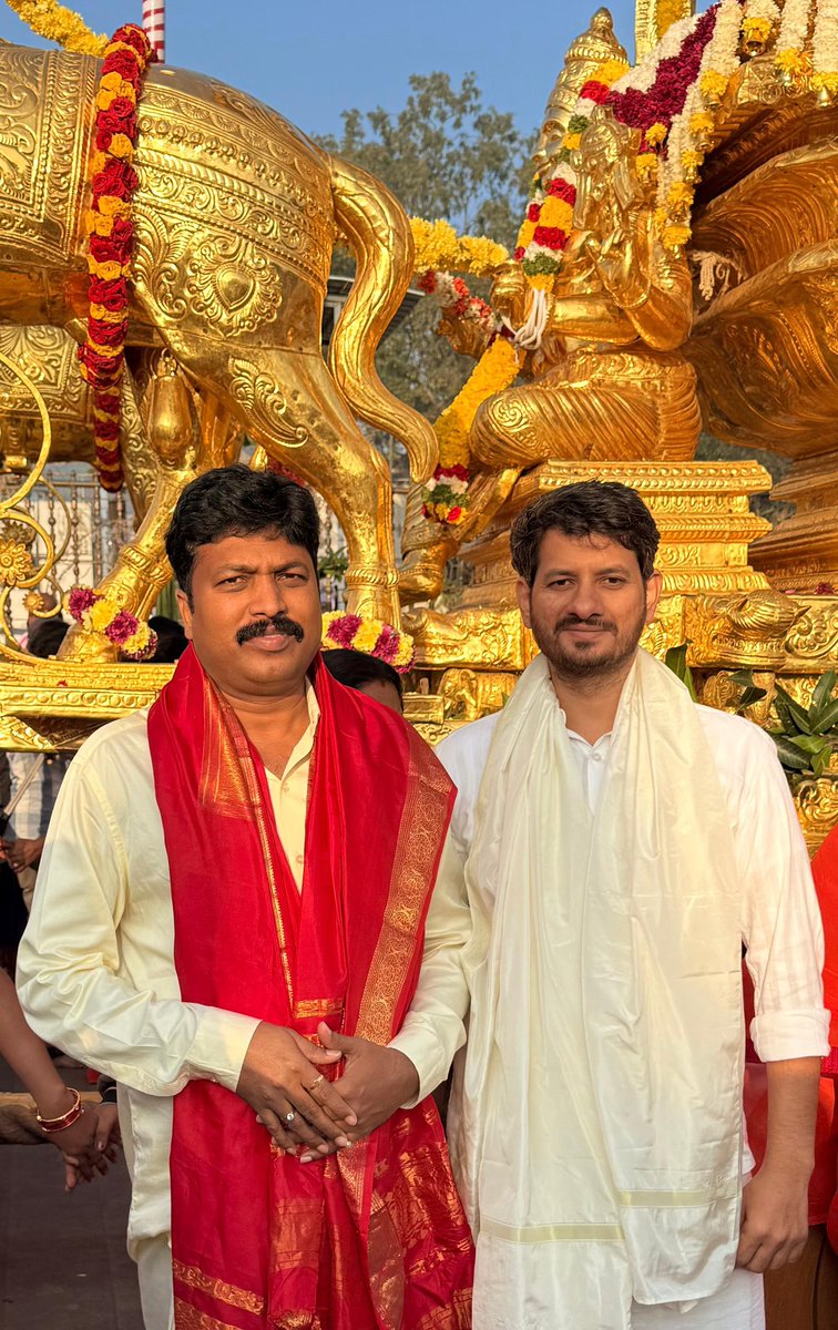 BRShetty1's tweet photo. ಇವತ್ತು ವೈಕುಂಠ ಏಕಾದಶಿಯ ಶುಭದಿನದಂದು ಶುಭೋದಯದ ಸಮಯದಲ್ಲಿ ತಿರುಮಲ ತಿರುಪತಿ ವೆಂಕಟೇಶ್ವರನ ದರ್ಶನ ಪಡೆದು ಫುನೀತರಾದೇವು.
ಈ ಶುಭ ಸಂದರ್ಭದಲ್ಲಿ ಜನಸೇವಾ ಟ್ರಸ್ಟ್ ಮೂಡುಗಿಳಿಯಾರು ಇದರ ಪ್ರವರ್ತಕರಾದ ವಸಂತ್ ಗಿಳಿಯಾರ್ ಅಣ್ಣ ಜೊತೆಯಾದರು.
ಎಲ್ಲರಿಗೂ ದೇವರು ಒಳಿತು ಮಾಡಲಿ ಶುಭವಾಗಲಿ 💐 https://t.co/jQgDqSoaLK