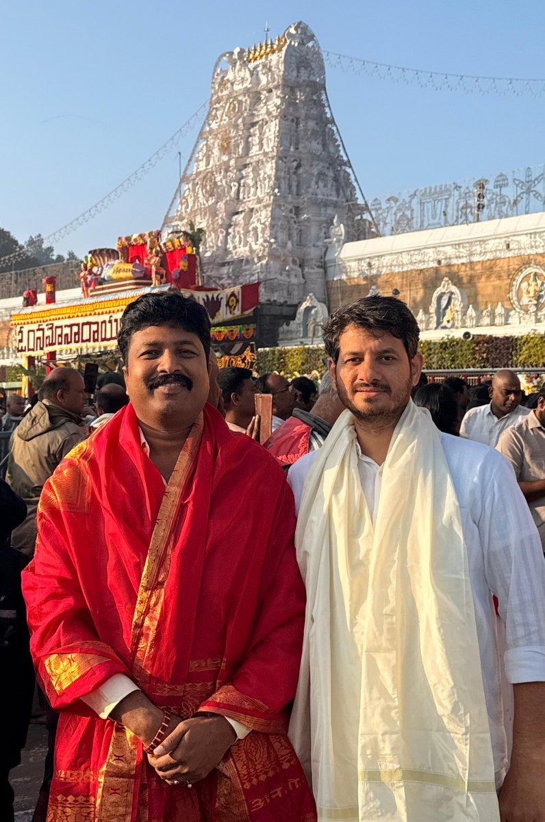 BRShetty1's tweet photo. ಇವತ್ತು ವೈಕುಂಠ ಏಕಾದಶಿಯ ಶುಭದಿನದಂದು ಶುಭೋದಯದ ಸಮಯದಲ್ಲಿ ತಿರುಮಲ ತಿರುಪತಿ ವೆಂಕಟೇಶ್ವರನ ದರ್ಶನ ಪಡೆದು ಫುನೀತರಾದೇವು.
ಈ ಶುಭ ಸಂದರ್ಭದಲ್ಲಿ ಜನಸೇವಾ ಟ್ರಸ್ಟ್ ಮೂಡುಗಿಳಿಯಾರು ಇದರ ಪ್ರವರ್ತಕರಾದ ವಸಂತ್ ಗಿಳಿಯಾರ್ ಅಣ್ಣ ಜೊತೆಯಾದರು.
ಎಲ್ಲರಿಗೂ ದೇವರು ಒಳಿತು ಮಾಡಲಿ ಶುಭವಾಗಲಿ 💐 https://t.co/jQgDqSoaLK