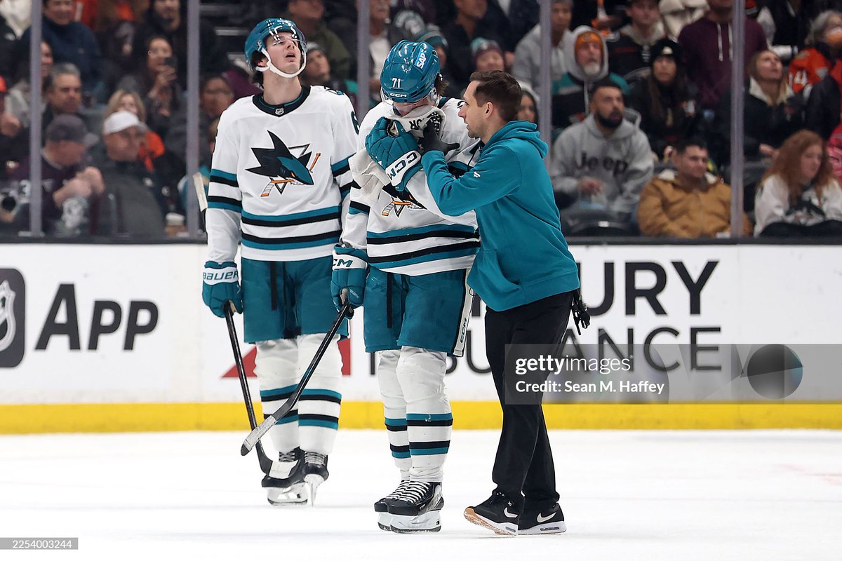 50ftqueen1e's tweet image. dickie looking to the sky like the puck fell from the heavens to clobber mack