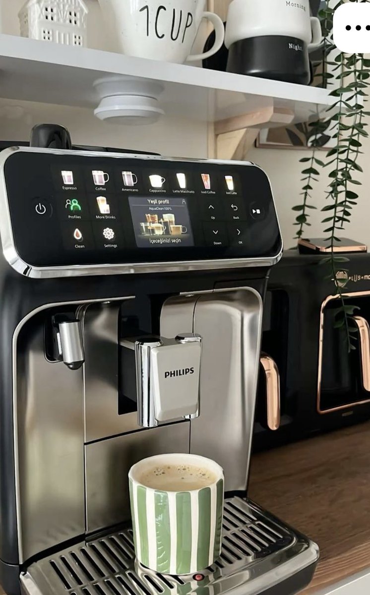 Sıcak bir kahve ve kalorifer peteği... Bugünün tek kazananı bunlar🤎 
#guenaydin