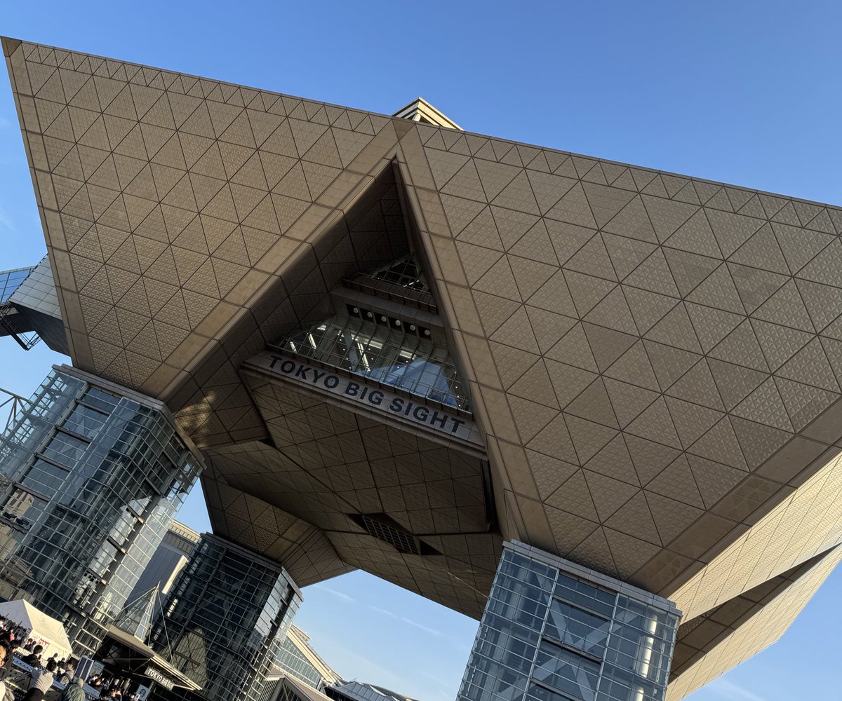 phi233's tweet image. 激混み+後の予定のため実質滞在1時間弱？のコミケ楽しかった、RiJもコミケもパラレルワールドの自分みたいな人がいっぱいいて胸が苦しい