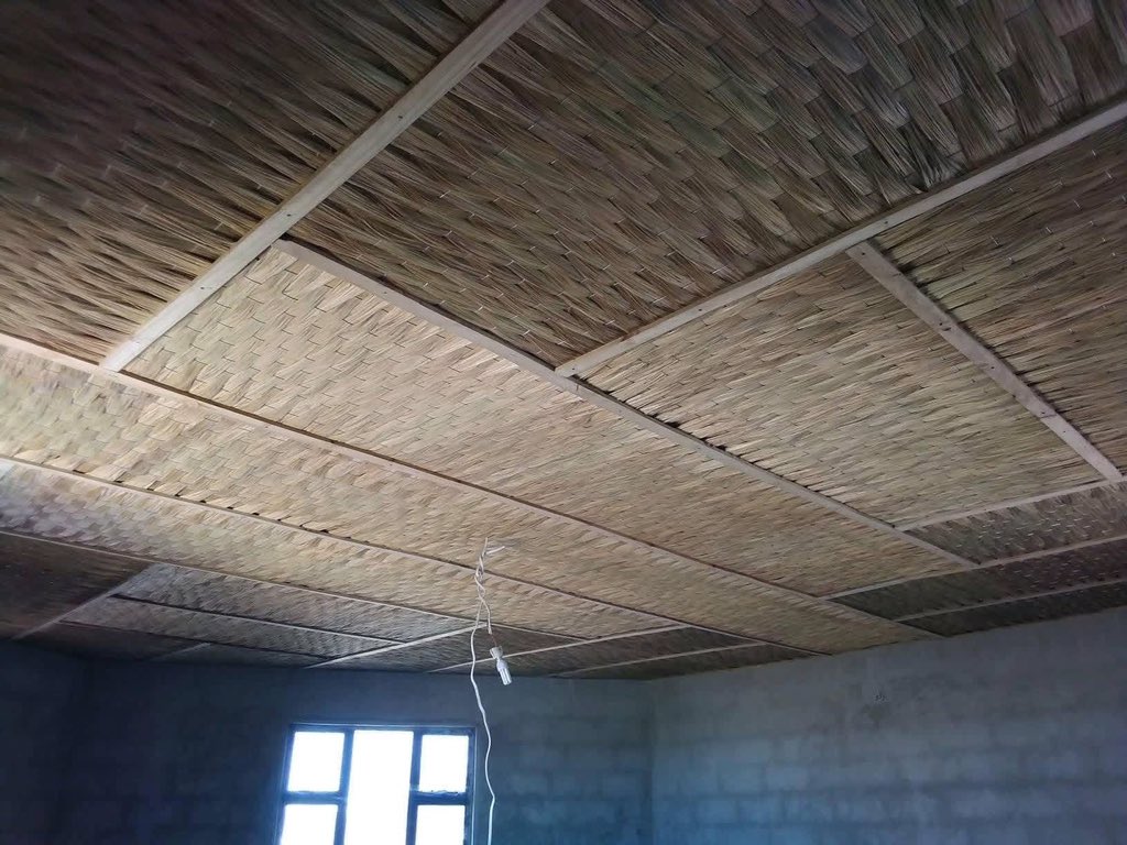 SBmatters_za's tweet image. Meet Bhuda Mapundu a self-taught crafter from East London who craft grass used for ceiling.