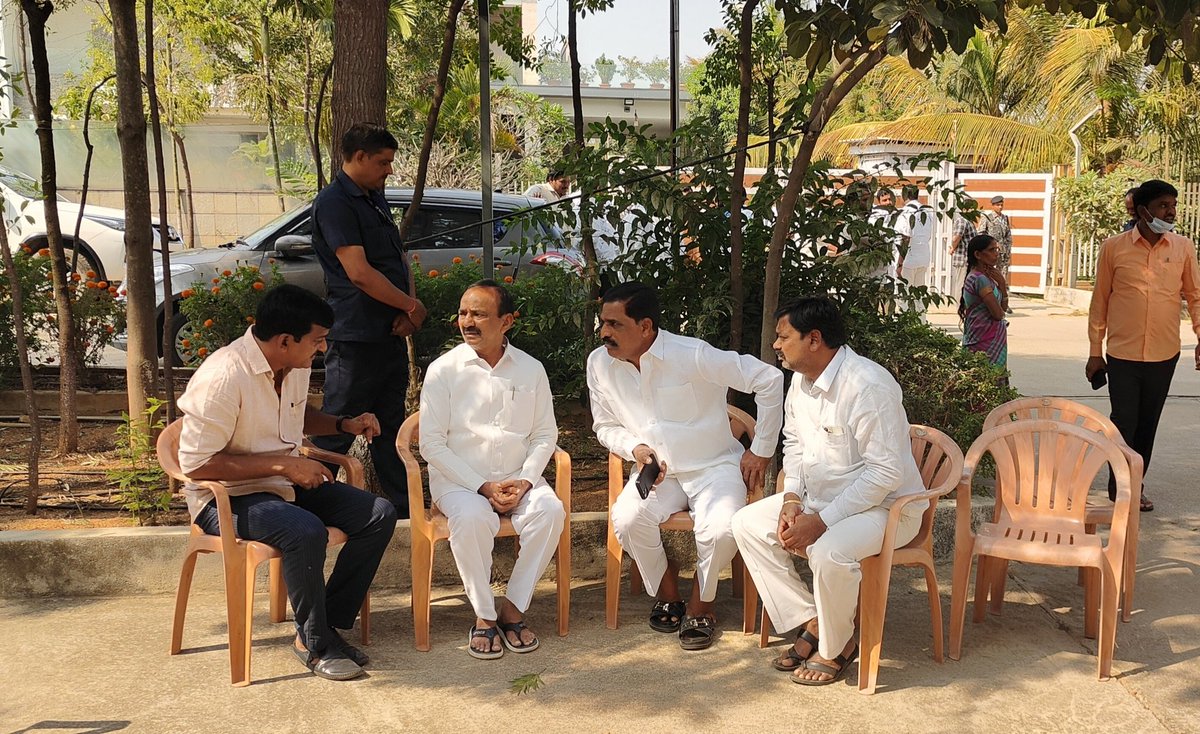 shivajilsp's tweet photo. రాబోయే GHMC ఎన్నికలు దృష్టిలో పెట్టుకుని మల్కాజి గిరి పార్లమెంట్ పరిధి,కొంపల్లి డివిజన్ లో గెలుపే లక్షంగా నాయకులందరూ కలిసి పని చేయాలని తగు సూచనలు,సలహాలు చేసిన
గౌరవ మల్కాజి గిరి పార్లమెంట్ సభ్యులు @Eatala_Rajender గారు. https://t.co/hrDWR5yWO9