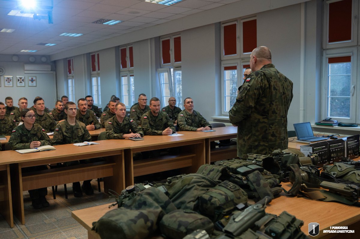 1BLogBydgoszcz's tweet photo. Narada szkoleniowo-metodyczna instruktorów szkolenia ogniowego w #1BLog 🎯 była poświęcona zasadom planowania, przygotowania i organizacji szkolenia ogniowego, szkolenia z podstawowego posługiwania się bronią oraz kursów instruktorsko-metodycznych przewidzianych na 2026 rok. https://t.co/NJnoTn5F63