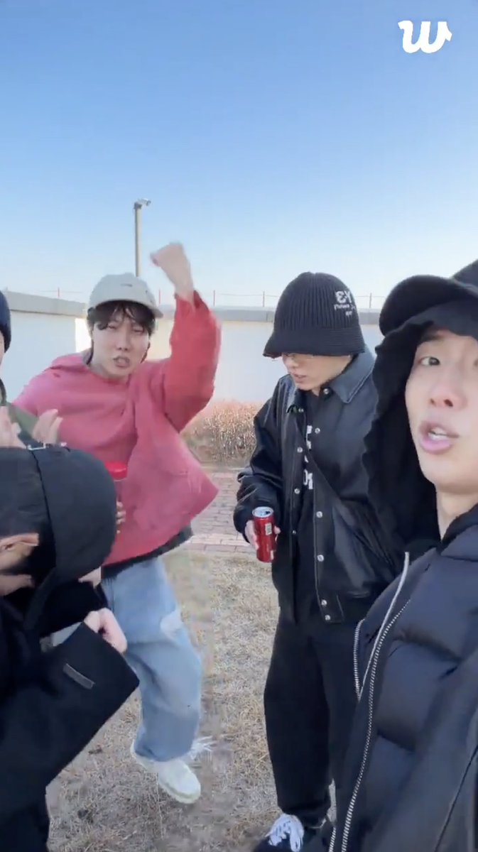 #RM: วันเกิดทั้งที อยากขออะไรไหมฮะ
#V: ขอพรเหรอฮะ? ปีหน้า..
#Jimin: ครับ ปีหน้า
#V: ปีหน้าเนี่ย... ผมคิดว่าการที่เราจะได้ไปหาอาร์มี่เยอะ ๆ น่าจะเป็นความปรารถนาของเราเนี่ยละครับ
#Jimin: แต่ว่านะ ต้องหันหน้าไปพูดสิ มาพูดกับผมทำไมเนี่ย 5555
#V: นั่นสิครับ