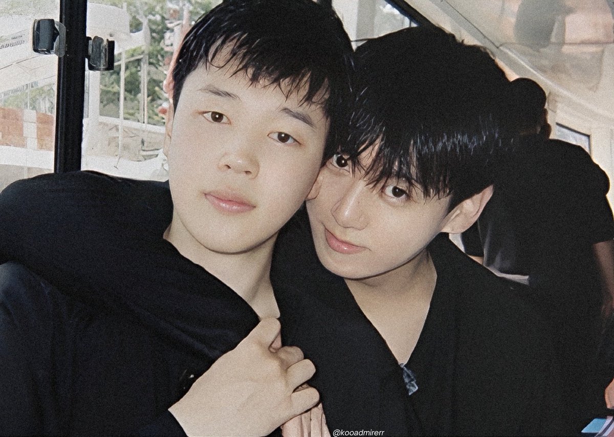 kmbrtz's tweet photo. jungkook no one is taking jimin away from u chill 😭 https://t.co/G9Hv5kgABE