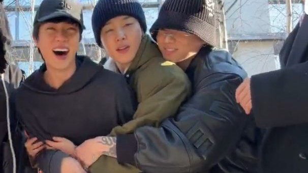 kmbrtz's tweet photo. jungkook no one is taking jimin away from u chill 😭 https://t.co/G9Hv5kgABE