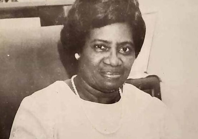 Elmira Minita Gordon, primera gobernadora general de Belice, nació el 30 de diciembre de 1930. Elmira estudió en varias escuelas para niñas hasta que ingresó en el Colegio de Maestros de San Jorge. Elmira estudió en varias universidades de Inglaterra y Canadá profundizando