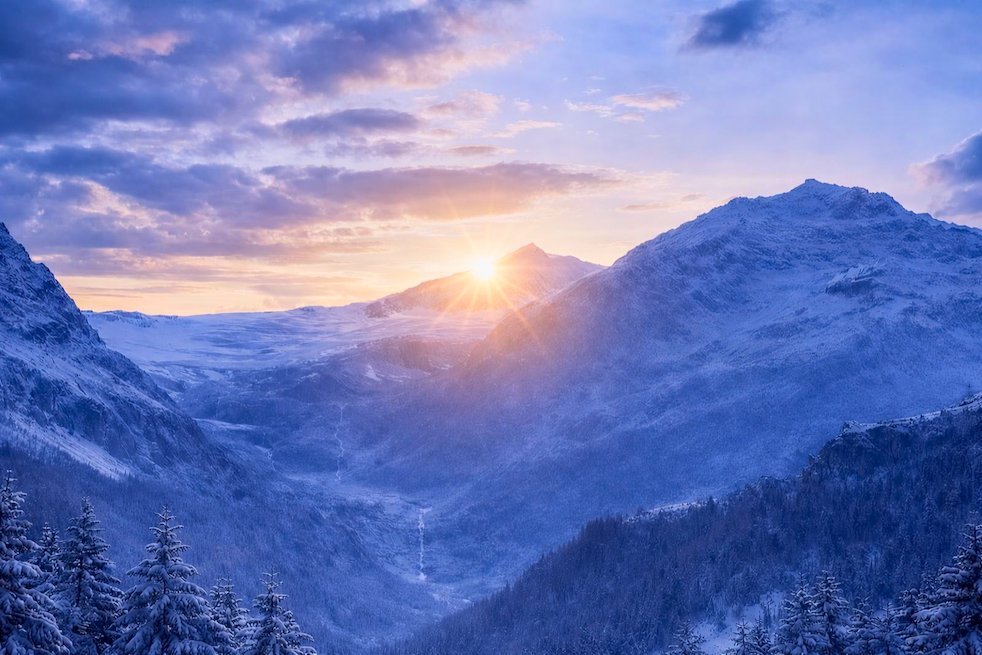 TheSlidingBlog's tweet image. C’è un equivoco diffuso sul 31 dicembre: si pensa che serva “chiudere”, “ripartire da zero”. Come se la vita fosse un foglio da strappare e riscrivere. Ma la crescita raramente funziona così.
La crescita non è un taglio netto. È una continuità più lucida.🔗sliding-doors.blog/fine-anno-bila…